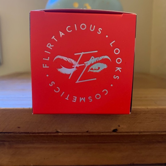 Flirtatious Looks makeup brush set - Picture 5 of 5